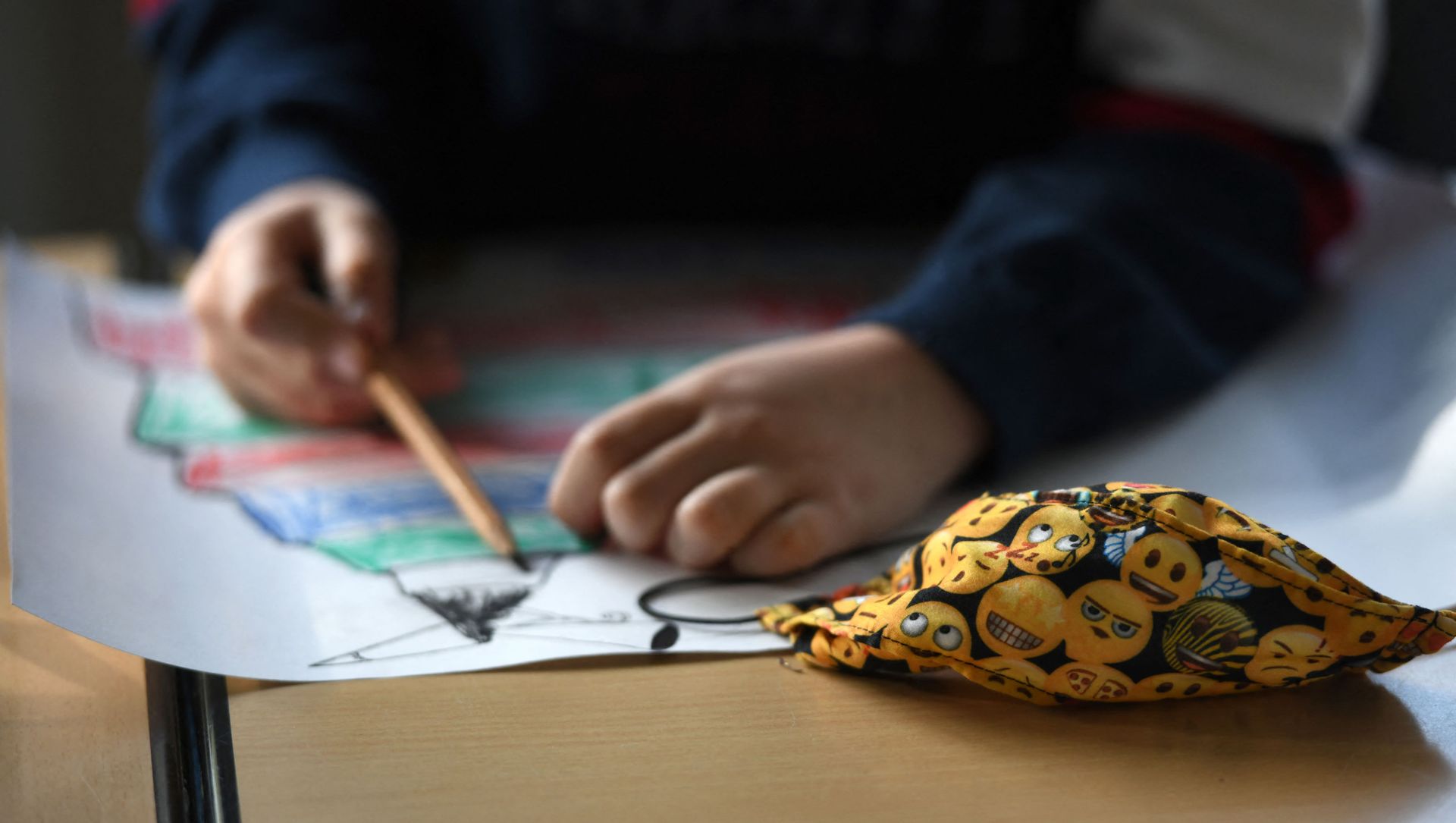 A face mask is seen on a table in a lesson with newly immigrated primary school children during a visit of NRW Minister of Education Yvonne Gebauer at the Carl-Friedrich von Weizsaecker high school in Ratingen, western Germany, on October 19, 2020. A face mask is seen on a table in a lesson with newly immigrated primary school children during a visit of NRW Minister of Education Yvonne Gebauer at the Carl-Friedrich von Weizsaecker high school in Ratingen, western Germany, on October 19, 2020. - Sputnik International, 1920, 12.08.2021