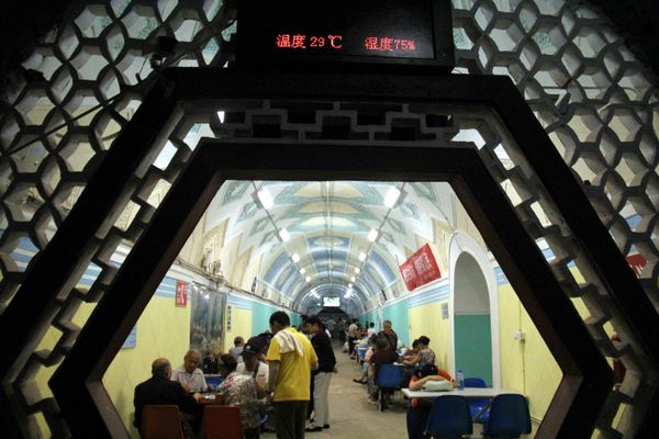 People relaxing in a former bomb shelter to escape the hot weather in Wuhu, China's eastern Anhui province on 25 July 2017. - Sputnik International