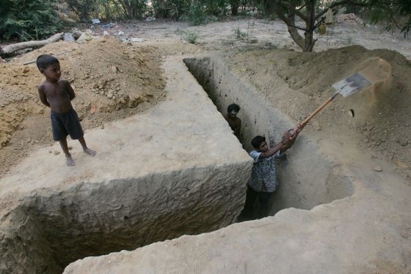 A Sri Lankan Tamil villager Markanbu Anandan, 48, right, digs a bomb shelter in his backyard, in Kilinochchi, 328km north of Colombo, Sri Lanka on 20 June 2006. - Sputnik International