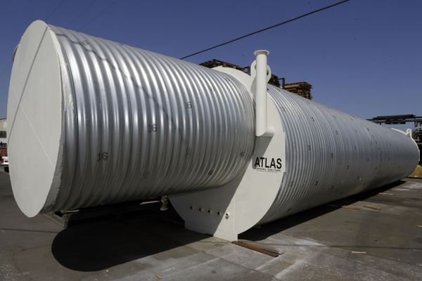 Atlas Survival Shelters owner Ron Hubbard shows his galvanized corrugated pipe shelters at a plant in Montebello, California on 12 August 2013. - Sputnik International