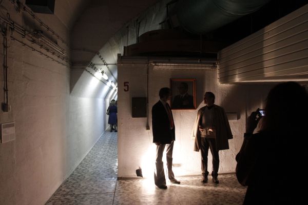Visitors pose for photographs next to contemporary art displayed at the war bunker, near the town of Konjic, 80km south of Sarajevo, Bosnia, on 26 April 2013. The once-secret bunker, built to shelter Yugoslavia's Marshal Josip Broz Tito and the communist leadership from a nuclear war, became for three months one of the world's quirkiest contemporary art galleries. - Sputnik International
