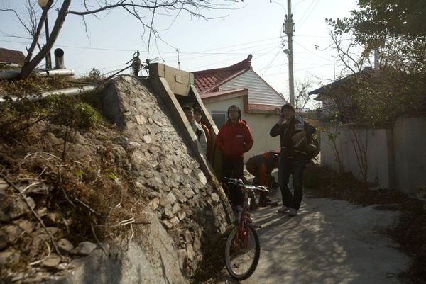 People gather at a bomb shelter on South Korea's Yeonpyeong Island to take cover after the alarm went off to warn against a possible North Korean rocket attack on 28 November 2010. - Sputnik International