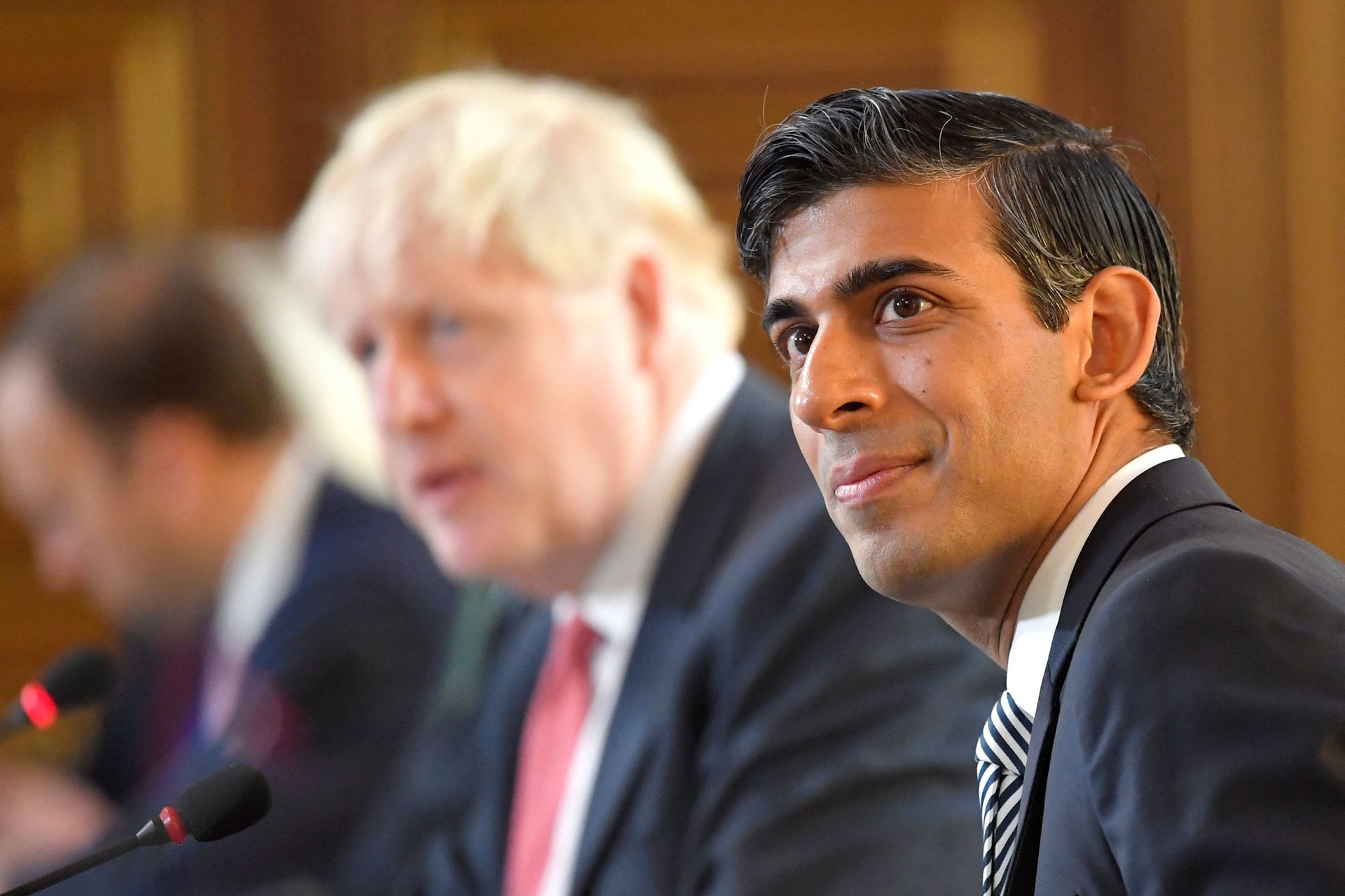 Britain's Chancellor of the Exchequer Rishi Sunak (R) sits beside Britain's Prime Minister Boris Johnson (C) at a Cabinet meeting of senior government ministers at the Foreign and Commonwealth Office (FCO) in London on September 1, 2020. Britain's Chancellor of the Exchequer Rishi Sunak (R) sits beside Britain's Prime Minister Boris Johnson (C) at a Cabinet meeting of senior government ministers at the Foreign and Commonwealth Office (FCO) in London on September 1, 2020. - Sputnik International, 1920, 30.09.2021