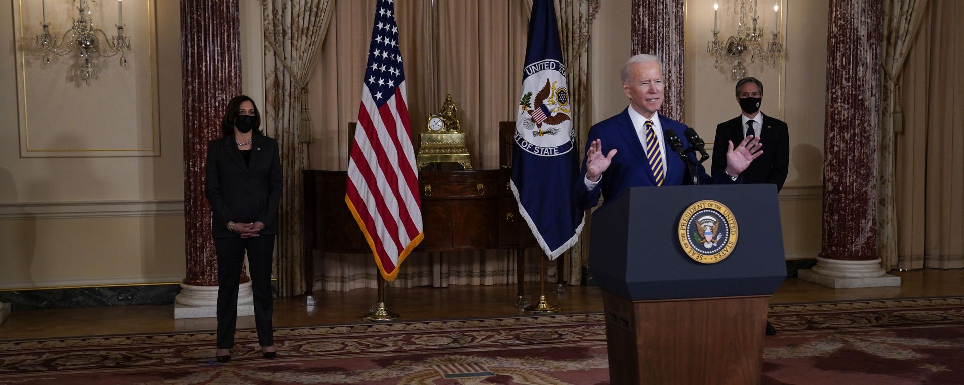 Vice President Kamala Harris, left, and Secretary of State Antony Blinken, right, listen as President Joe Biden delivers a speech on foreign policy, at the State Department, Thursday, Feb. 4, 2021, in Washington. - Sputnik International, 1920, 06.02.2023