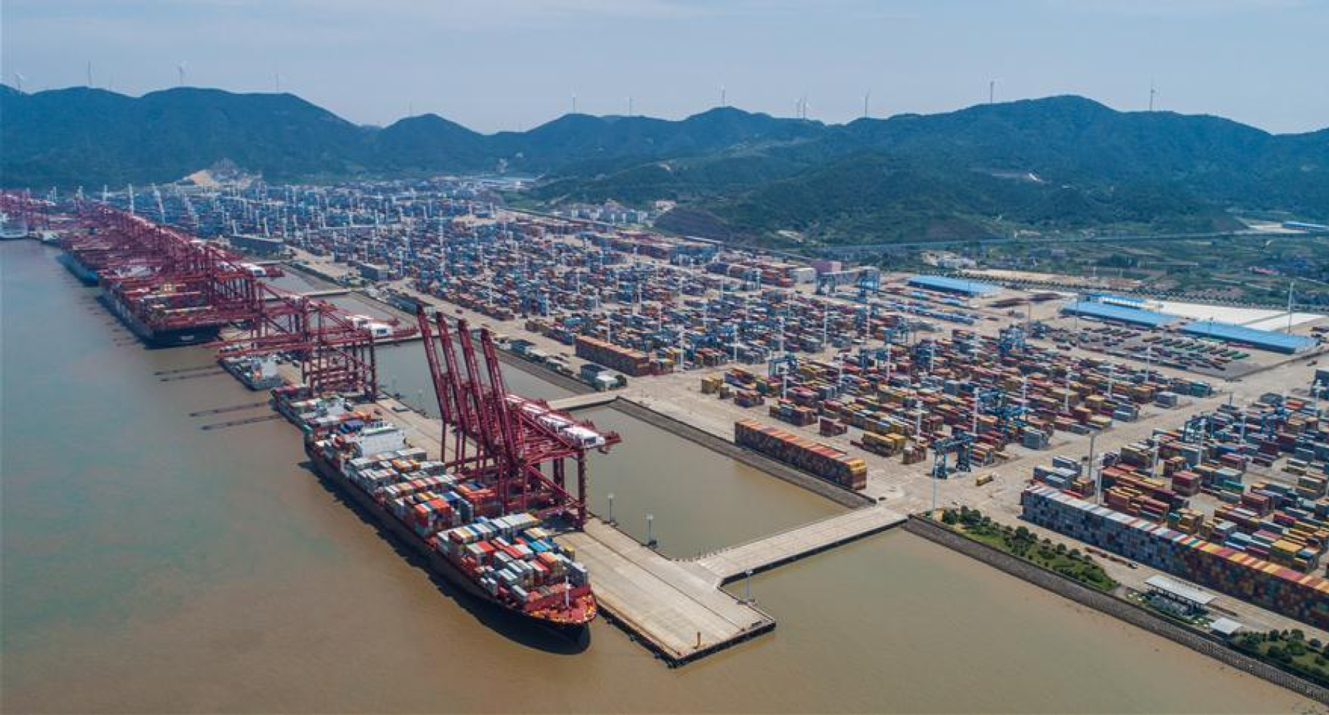 Aerial photo taken on July 12, 2017 shows the container pier of Zhoushan Port in Ningbo City, east China's Zhejiang Province. In the first half of 2017, Zhoushan Port handled 515 million tonnes cargoes, up 11.3 percent year-on-year, and 12.39 million TEU (twenty-foot equivalent unit) containers, up 14.6 percent year-on-year. Aerial photo taken on July 12, 2017 shows the container pier of Zhoushan Port in Ningbo City, east China's Zhejiang Province. In the first half of 2017, Zhoushan Port handled 515 million tonnes cargoes, up 11.3 percent year-on-year, and 12.39 million TEU (twenty-foot equivalent unit) containers, up 14.6 percent year-on-year. - Sputnik International, 1920, 06.12.2021