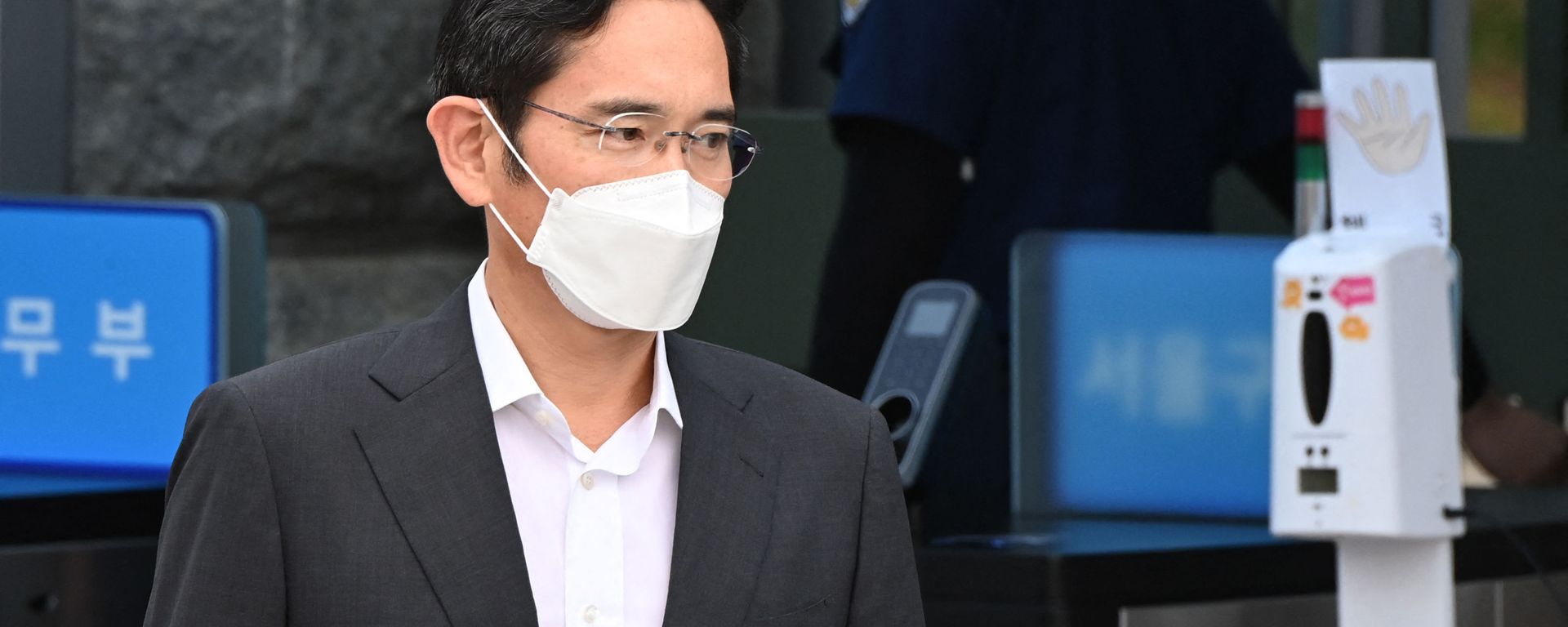 Lee Jae-yong, jailed de facto leader of the giant Samsung group, walks out as he is released early on parole at the Seoul Detention Center in Uiwang on August 13, 2021. Lee Jae-yong, jailed de facto leader of the giant Samsung group, walks out as he is released early on parole at the Seoul Detention Center in Uiwang on August 13, 2021. - Sputnik International, 1920, 12.08.2022
