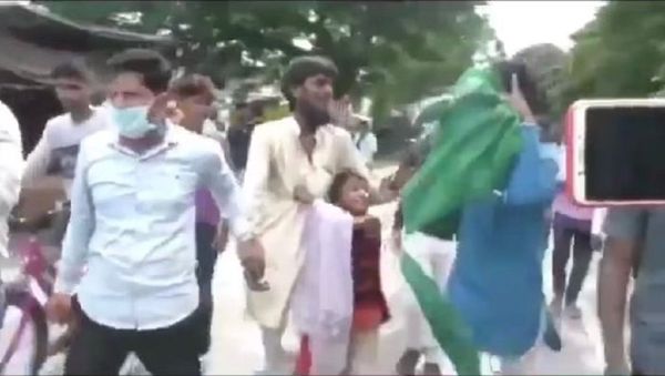 A Muslim man is beaten mercilessly by a mob in Uttar Pradesh that forced him to chant ‘Jai Shri Ram’ (Glory to Lord Ram) as his young daughter pleads for mercy for her father - Sputnik International