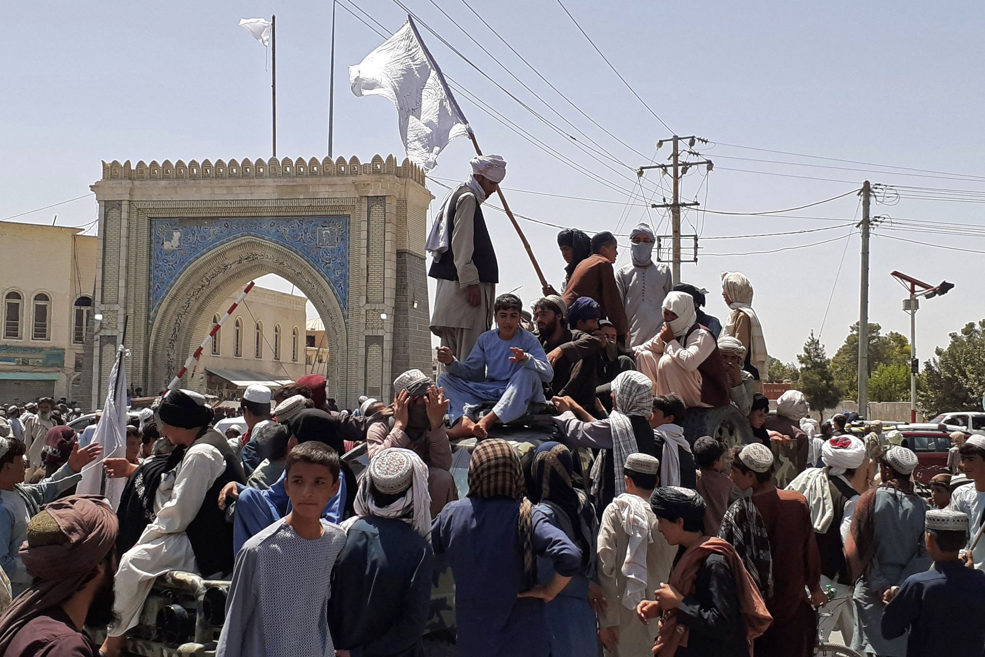 Taliban fighters stand on a vehicle along the roadside in Kandahar on August 13, 2021.  - Sputnik International, 1920, 07.09.2021