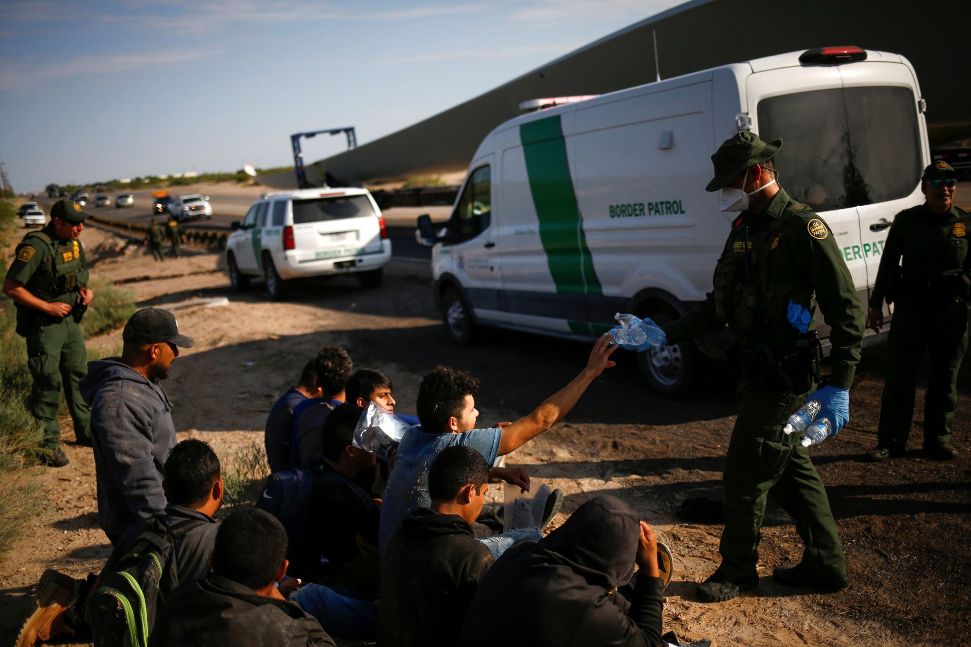 Migrants from Central America are detained by U.S. Customs and Border Protection (CBP) agents, in New Mexico - Sputnik International, 1920, 07.09.2021