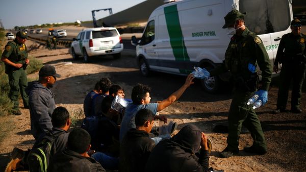 Migrants from Central America are detained by U.S. Customs and Border Protection (CBP) agents, in New Mexico - Sputnik International