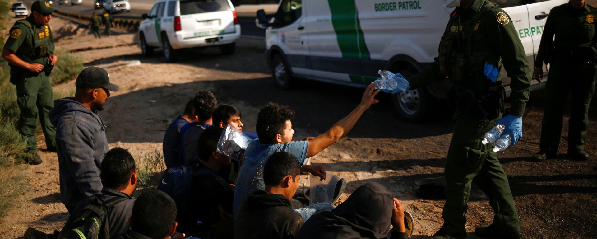 Migrants from Central America are detained by U.S. Customs and Border Protection (CBP) agents, in New Mexico Migrants from Central America are detained by U.S. Customs and Border Protection (CBP) agents, in New Mexico - Sputnik International, 1920, 13.08.2021