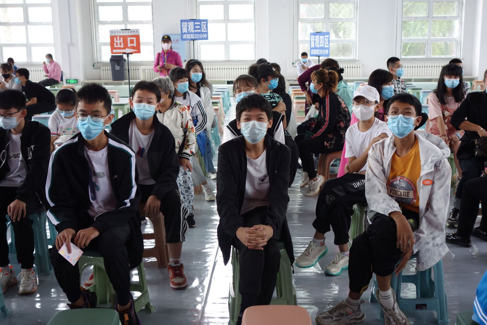 Residents wait at the observation area during a coronavirus disease (COVID-19) vaccination session for those aged between 12 and 14, in Heihe, Heilongjiang province, China August 3, 2021. Residents wait at the observation area during a coronavirus disease (COVID-19) vaccination session for those aged between 12 and 14, in Heihe, Heilongjiang province, China August 3, 2021. - Sputnik International, 1920, 26.10.2021