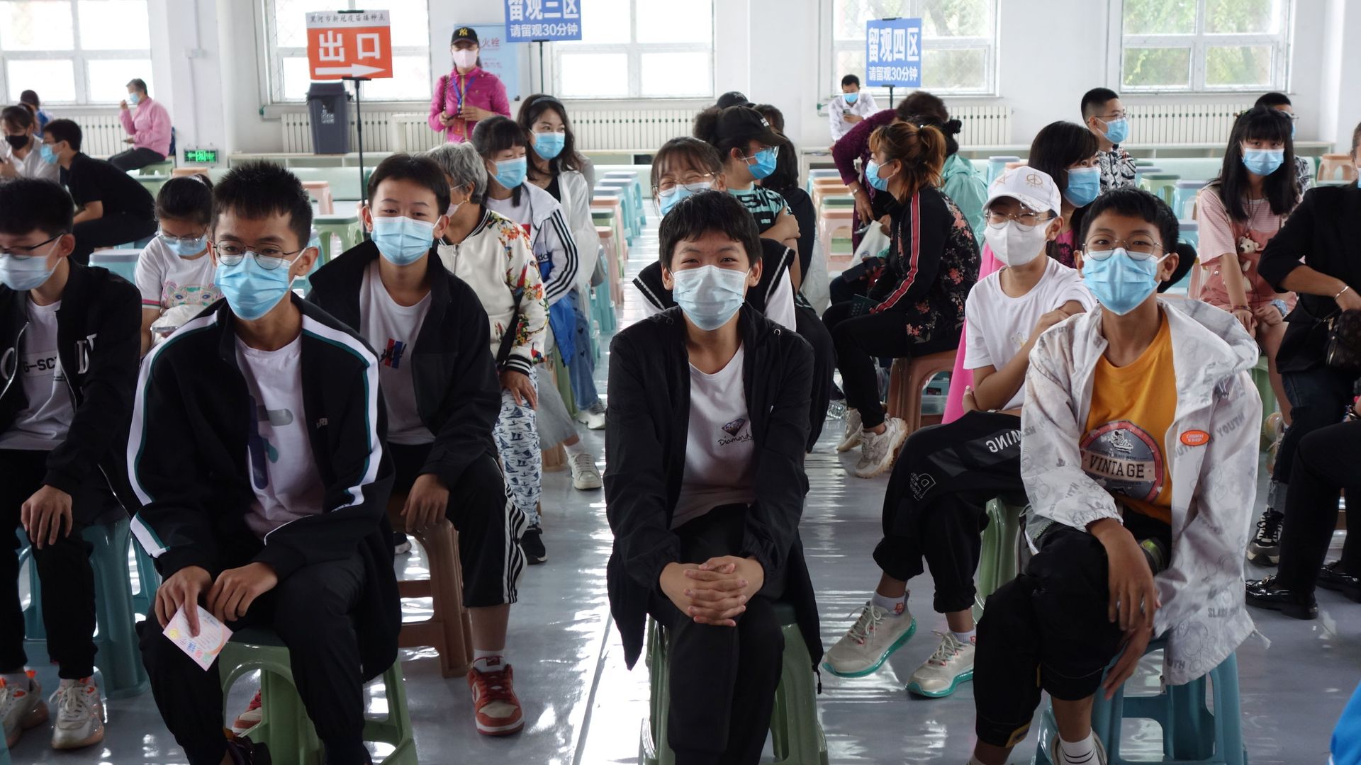 Residents wait at the observation area during a coronavirus disease (COVID-19) vaccination session for those aged between 12 and 14, in Heihe, Heilongjiang province, China August 3, 2021. Residents wait at the observation area during a coronavirus disease (COVID-19) vaccination session for those aged between 12 and 14, in Heihe, Heilongjiang province, China August 3, 2021. - Sputnik International, 1920, 13.08.2021