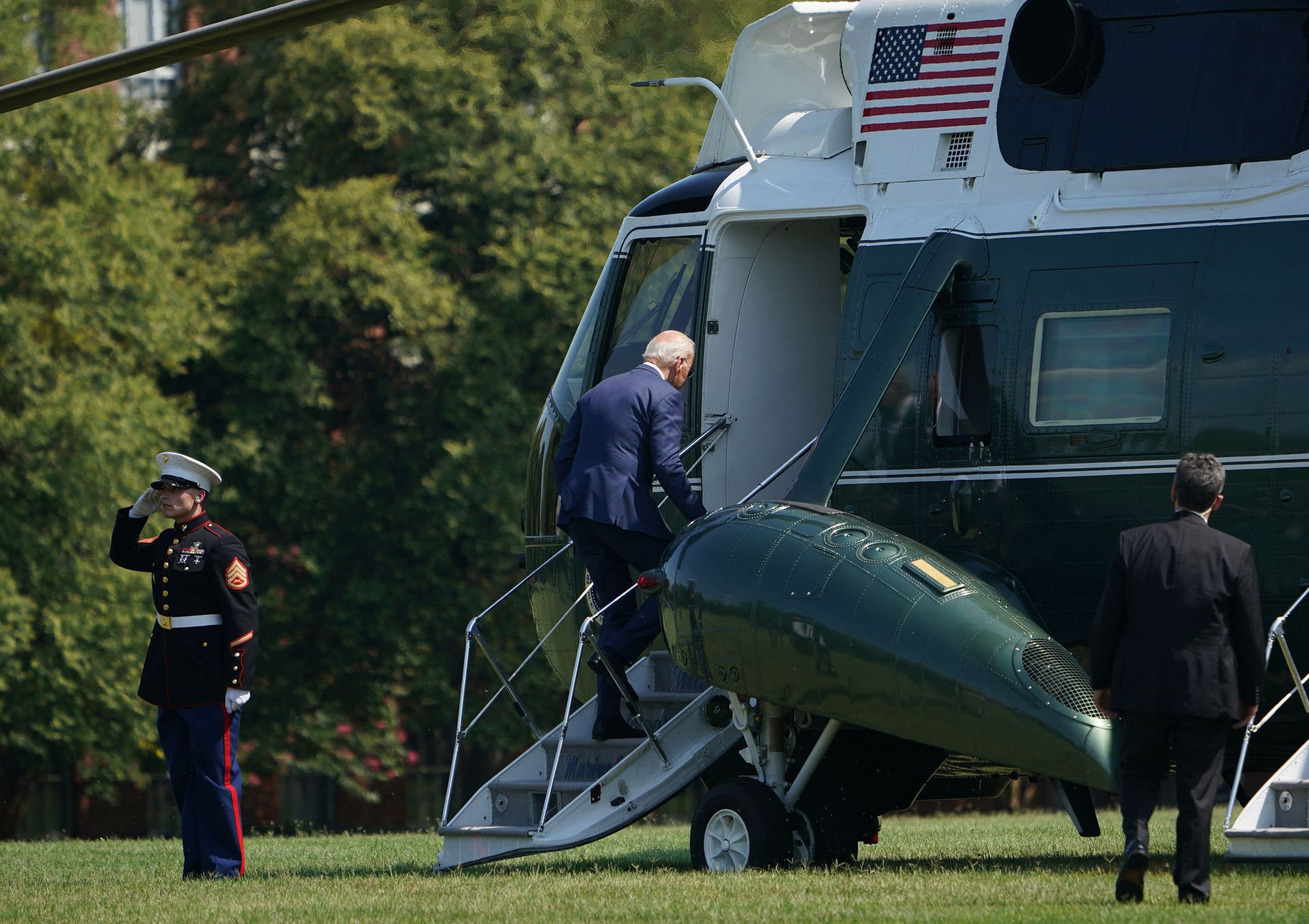 US President Joe Biden makes his way to board Marine One before departing from Fort McNair in Washington, DC on August 12, 2021. - Biden is heading to his residence in Wilmington, Delaware. - Sputnik International, 1920, 07.09.2021