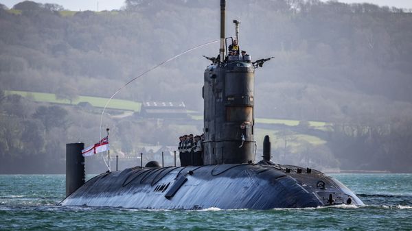 HMS Trenchant sailed into Devonport for the last time today before being de-commissioned later this year. - Sputnik International