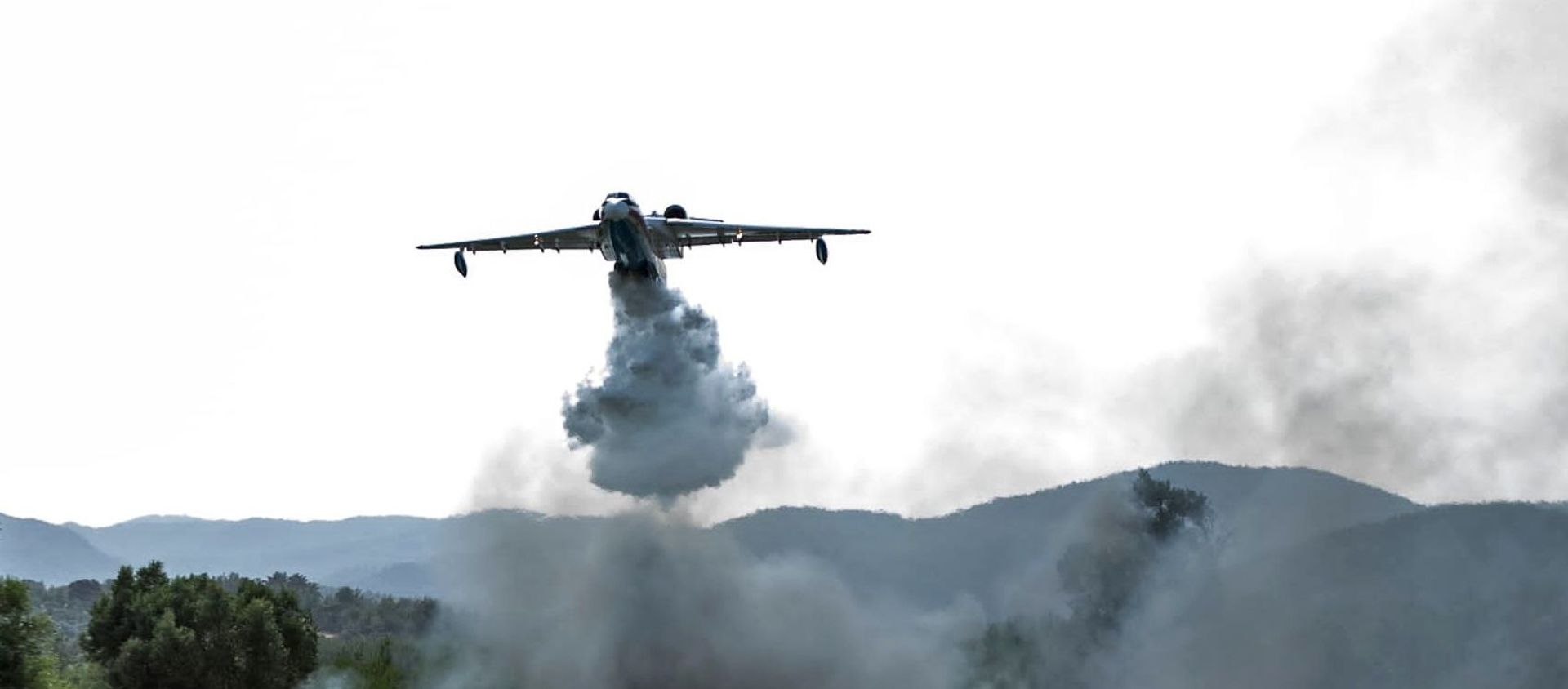 A Beriev Be-200 amphibious aircraft extinguishing a forest fire in Antalya, Turkey A Beriev Be-200 amphibious aircraft extinguishing a forest fire in Antalya, Turkey - Sputnik International, 1920, 14.08.2021