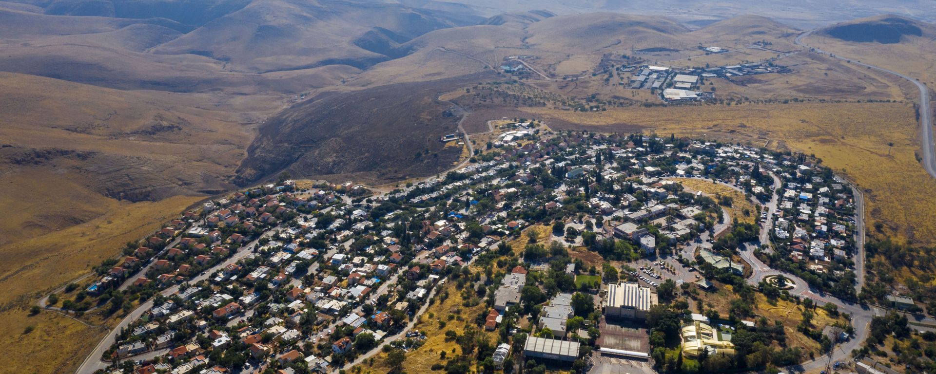 This June 30, 2020, file photo, shows a view of the West Bank Jewish settlement of Ma'ale Efrayim in the Jordan Valley. One of the world's best-known human rights groups says Israel is guilty of the international crimes of apartheid and persecution. Human Rights Watch cites discriminatory policies toward Palestinians within Israel's own borders and in the occupied territories. In so doing, the New York-based group joins a growing number of commentators and rights groups that consider Israel and the territories as a single entity in which Palestinians are denied basic rights that are granted to Jews. (AP Photo/Oded Balilty, File) This June 30, 2020, file photo, shows a view of the West Bank Jewish settlement of Ma'ale Efrayim in the Jordan Valley. One of the world's best-known human rights groups says Israel is guilty of the international crimes of apartheid and persecution. Human Rights Watch cites discriminatory policies toward Palestinians within Israel's own borders and in the occupied territories. In so doing, the New York-based group joins a growing number of commentators and rights groups that consider Israel and the territories as a single entity in which Palestinians are denied basic rights that are granted to Jews. (AP Photo/Oded Balilty, File) - Sputnik International, 1920, 29.10.2021