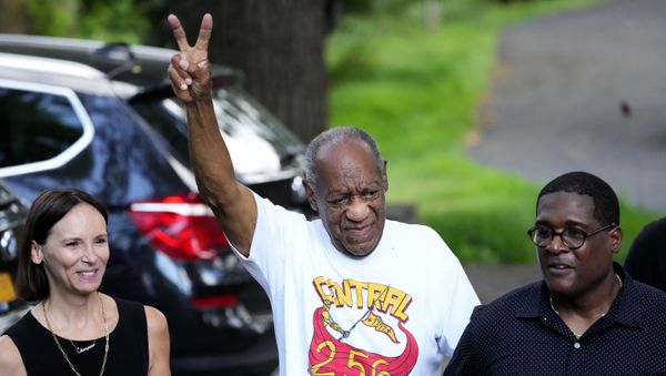 Comedian Bill Cosby, centre, and his attorney Jennifer Bonjean, left, approach members of the media gathered outside Cosby's home in Elkins Park, Pa. Comedian Bill Cosby, centre, and his attorney Jennifer Bonjean, left, approach members of the media gathered outside Cosby's home in Elkins Park, Pa. - Sputnik International