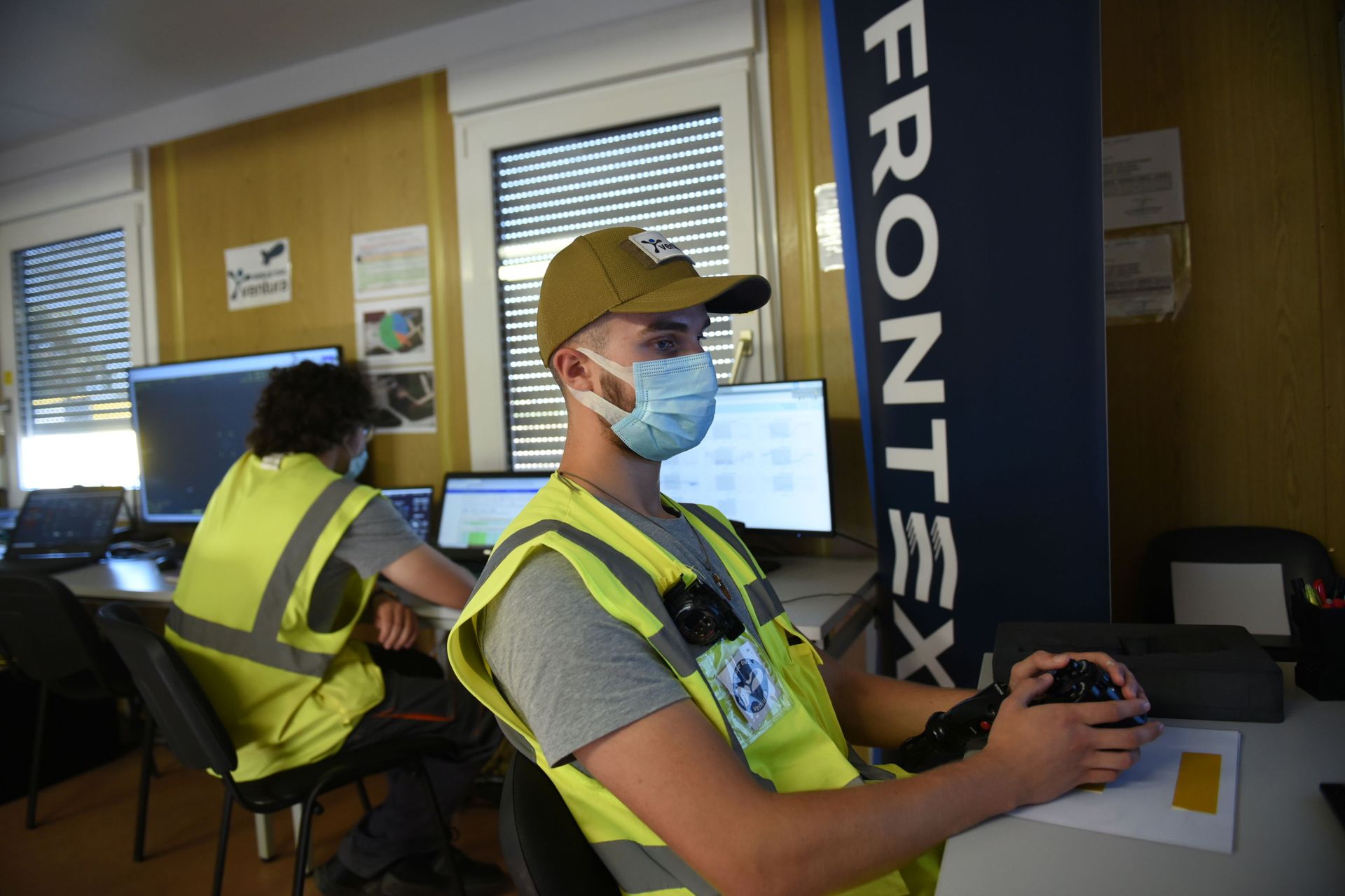 A staff member of European Union's border agency FRONTEX operates an aerostat balloon system equipped with high tech surveillance cameras, in Alexandroupolis, Greece, August 10, 2021. Picture taken August 10, 2021 - Sputnik International, 1920, 07.09.2021