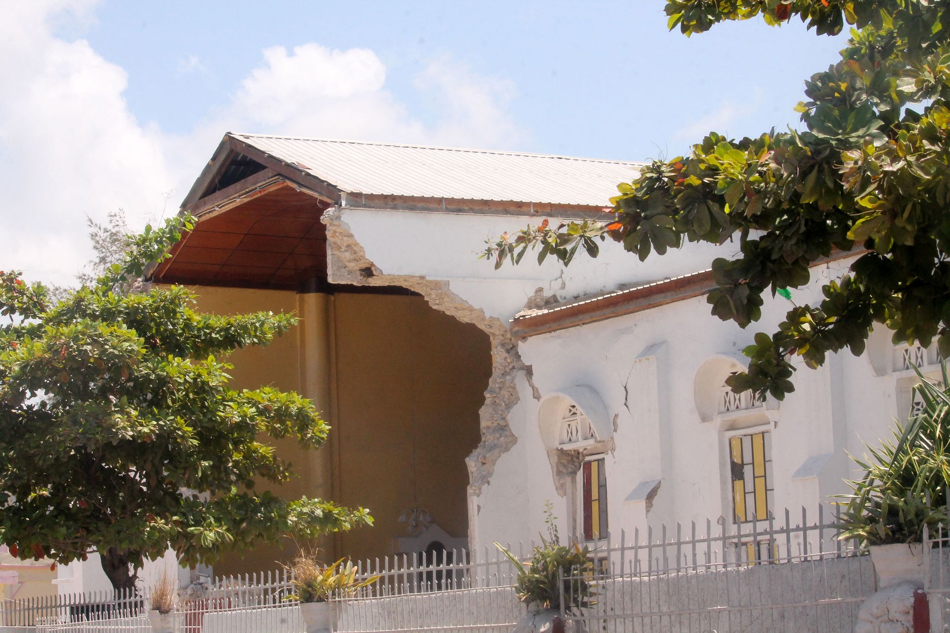A house is seen collapsed after the earthquake hit on August 14, 2021 in Les Cayes, southwest Haiti. - Rescue workers scrambled to find survivors after a powerful 7.2-magnitude earthquake struck Haiti early Saturday, killing at least 304 and toppling buildings in the disaster-plagued Caribbean nation still recovering from a devastating 2010 quake. The epicenter of the shaking, which rattled homes and sent terrified locals scrambling for safety, was about 100 miles (160 kilometers) by road west of the center of the densely populated capital Port-au-Prince. A house is seen collapsed after the earthquake hit on August 14, 2021 in Les Cayes, southwest Haiti. - Rescue workers scrambled to find survivors after a powerful 7.2-magnitude earthquake struck Haiti early Saturday, killing at least 304 and toppling buildings in the disaster-plagued Caribbean nation still recovering from a devastating 2010 quake. The epicenter of the shaking, which rattled homes and sent terrified locals scrambling for safety, was about 100 miles (160 kilometers) by road west of the center of the densely populated capital Port-au-Prince. - Sputnik International, 1920, 07.09.2021