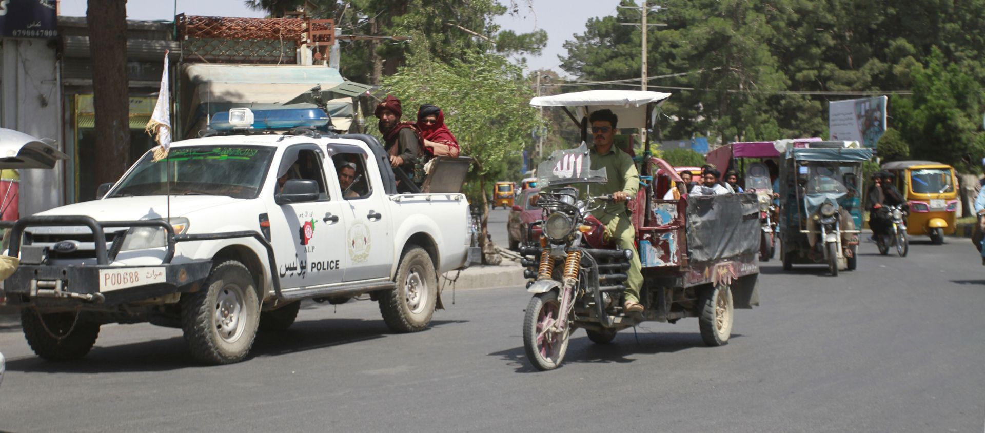 Members of the Taliban, left, drive with other motorists through city of Herat, Afghanistan, west of Kabul, Saturday, Aug. 14, 2021, after the province was taken from the Afghan government. (AP Photo/Hamed Sarfarazi) - Sputnik International, 1920, 15.08.2021