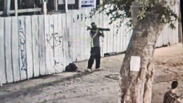 A homeless man is seen pointing a M72 LAW toward a store in Tel Aviv, August 14, 2021.  - Sputnik International