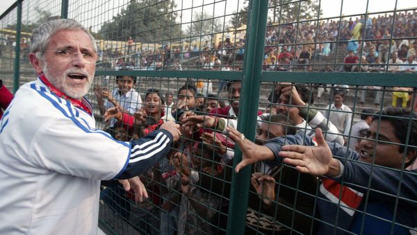 Former German football player Gerd Muller (L) shakes hands with spectators before the start of a friendly between FC Bayern Munich-II and Siliguri Mayor's 11 at Kanchenjungha Stadium in Siliguri on January 21 , 2009. FC Bayern Munich-II won the match 7-0. AFP PHOTO/Diptendu DUTTA (Photo by Diptendu DUTTA / AFP) - Sputnik International