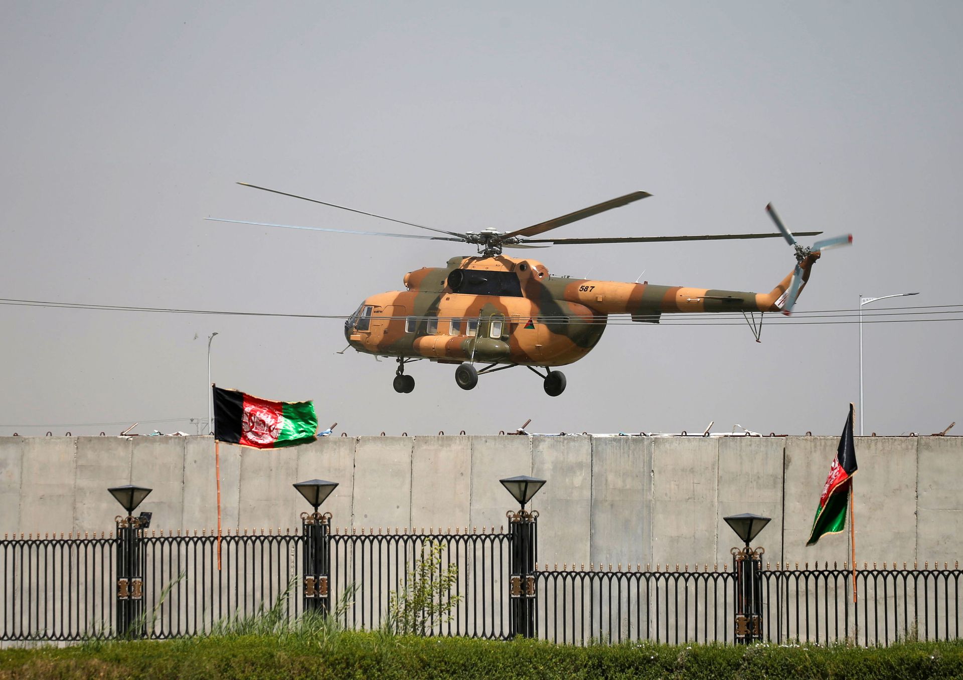 A military helicopter prepares to land near the parliament in Kabul - Sputnik International, 1920, 07.09.2021