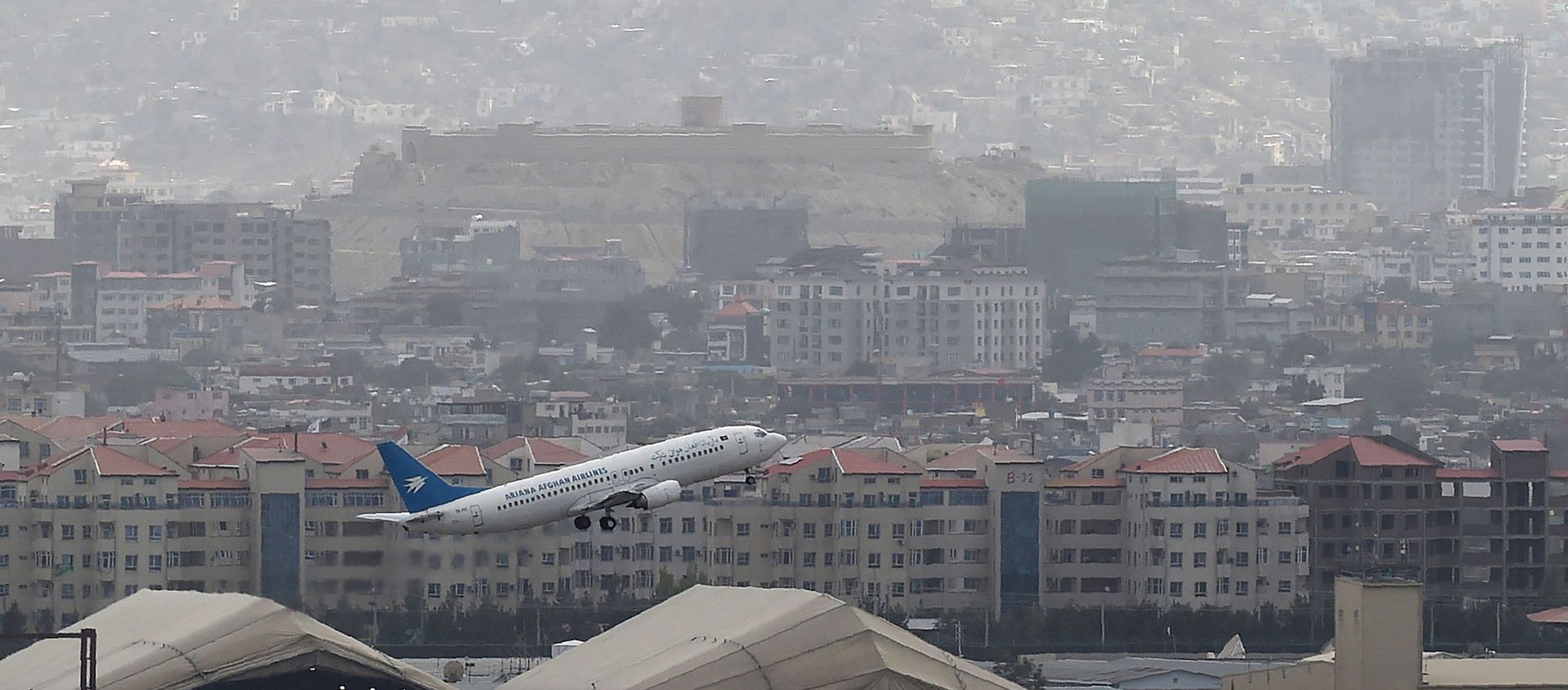 This picture taken on August 14, 2021 shows an Ariana Afghan Airlines aircraft taking-off from the airport in Kabul. - Sputnik International, 1920