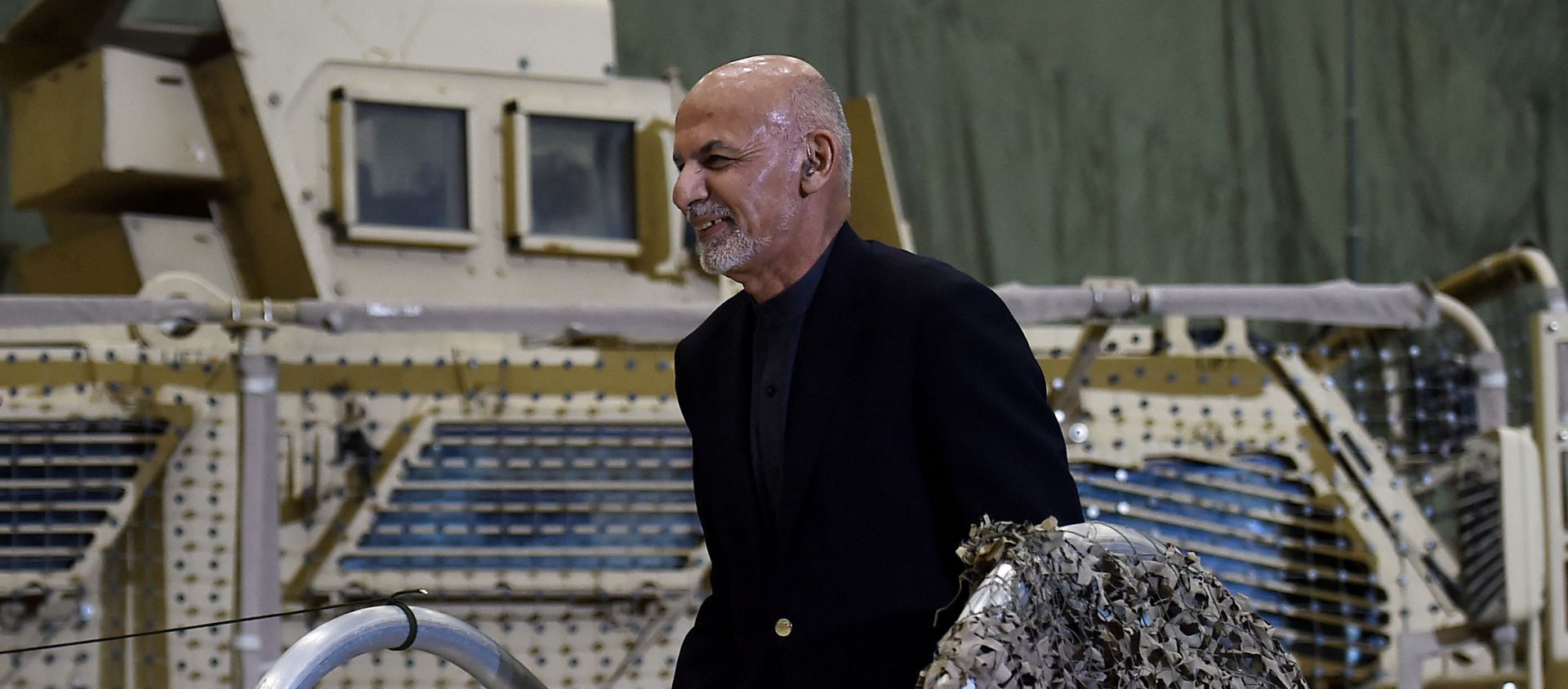Afghan's President Ashraf Ghani walks on stage to address US troops during a surprise Thanksgiving day visit of US President Donald Trump at Bagram Air Field, on November 28, 2019 in Afghanistan. Afghan's President Ashraf Ghani walks on stage to address US troops during a surprise Thanksgiving day visit of US President Donald Trump at Bagram Air Field, on November 28, 2019 in Afghanistan. - Sputnik International, 1920, 15.08.2021
