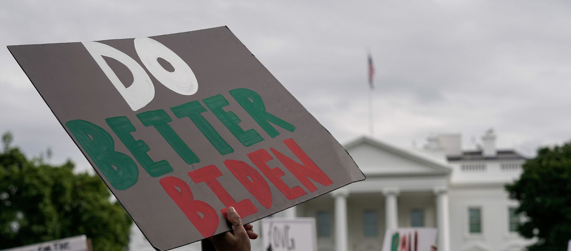 Demonstrators shout Peace in Afghanistan and hold up signs as they gather in front of the White House in Washington, U.S., August 15, 2021 on the day Taliban insurgents entered Afghanistan's capital Kabul Demonstrators shout Peace in Afghanistan and hold up signs as they gather in front of the White House in Washington, U.S., August 15, 2021 on the day Taliban insurgents entered Afghanistan's capital Kabul - Sputnik International, 1920