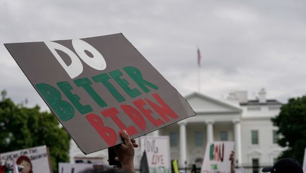 Demonstrators shout Peace in Afghanistan and hold up signs as they gather in front of the White House in Washington, U.S., August 15, 2021 on the day Taliban insurgents entered Afghanistan's capital Kabul - Sputnik International