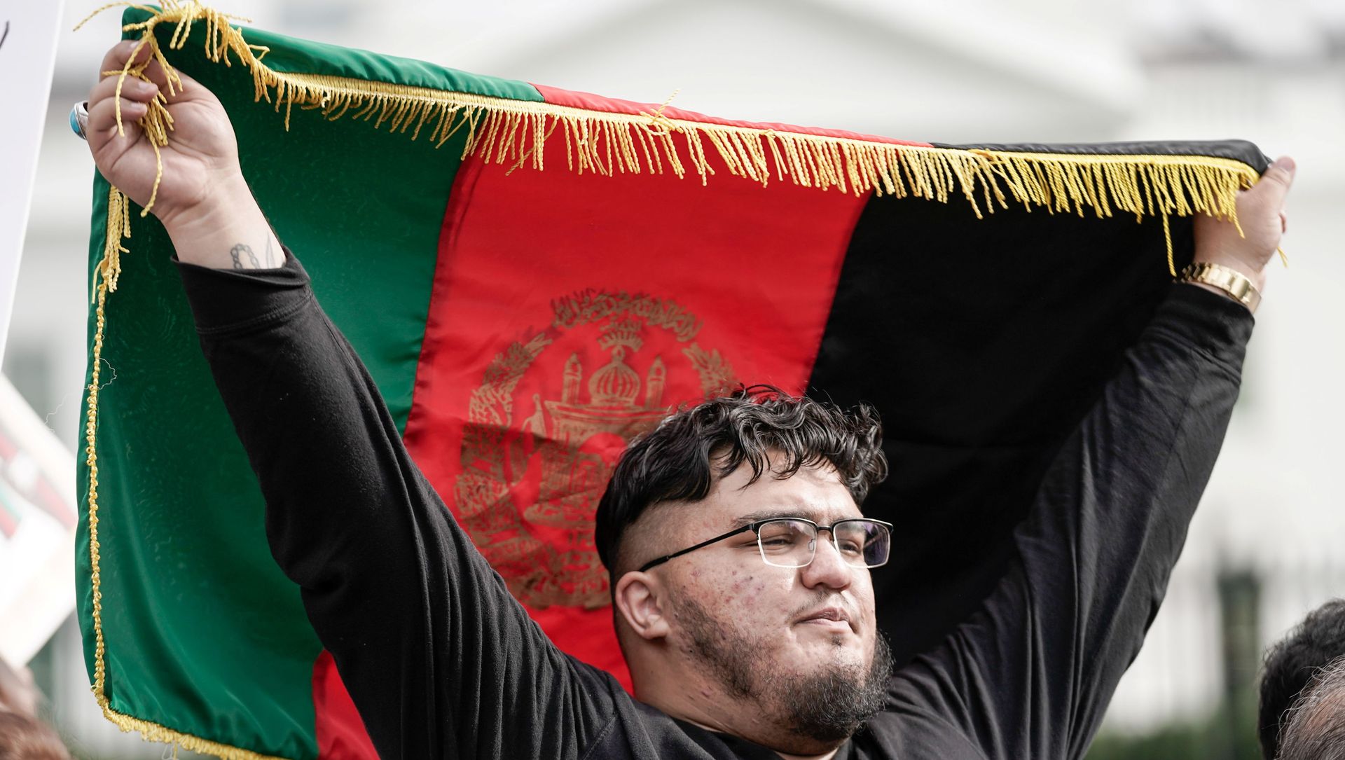 A man holds Afghanistan's flag, as demonstrators shout Peace in Afghanistan and hold up signs as they gather in front of the White House in Washington, U.S., August 15, 2021 on the day Taliban insurgents entered Afghanistan's capital Kabul. A man holds Afghanistan's flag, as demonstrators shout Peace in Afghanistan and hold up signs as they gather in front of the White House in Washington, U.S., August 15, 2021 on the day Taliban insurgents entered Afghanistan's capital Kabul. - Sputnik International, 1920, 15.08.2021