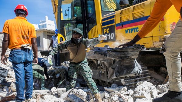 Soldiers and members of a rescue and protection team clean debris from a house after a 7.2 magnitude earthquake in Les Cayes, Haiti August 15, 2021 - Sputnik International