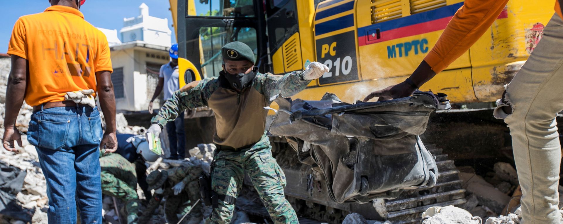 Soldiers and members of a rescue and protection team clean debris from a house after a 7.2 magnitude earthquake in Les Cayes, Haiti August 15, 2021 Soldiers and members of a rescue and protection team clean debris from a house after a 7.2 magnitude earthquake in Les Cayes, Haiti August 15, 2021 - Sputnik International, 1920, 15.08.2021