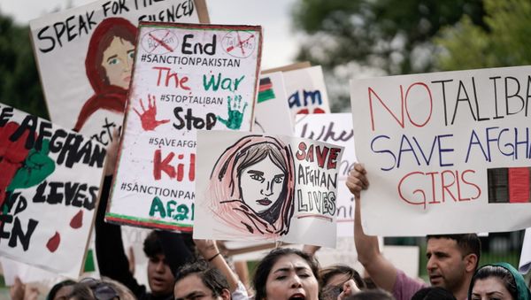 Demonstrators shout Peace in Afghanistan and hold up signs as they gather in front of the White House in Washington, U.S., August 15, 2021 on the day Taliban insurgents entered Afghanistan's capital Kabul - Sputnik International