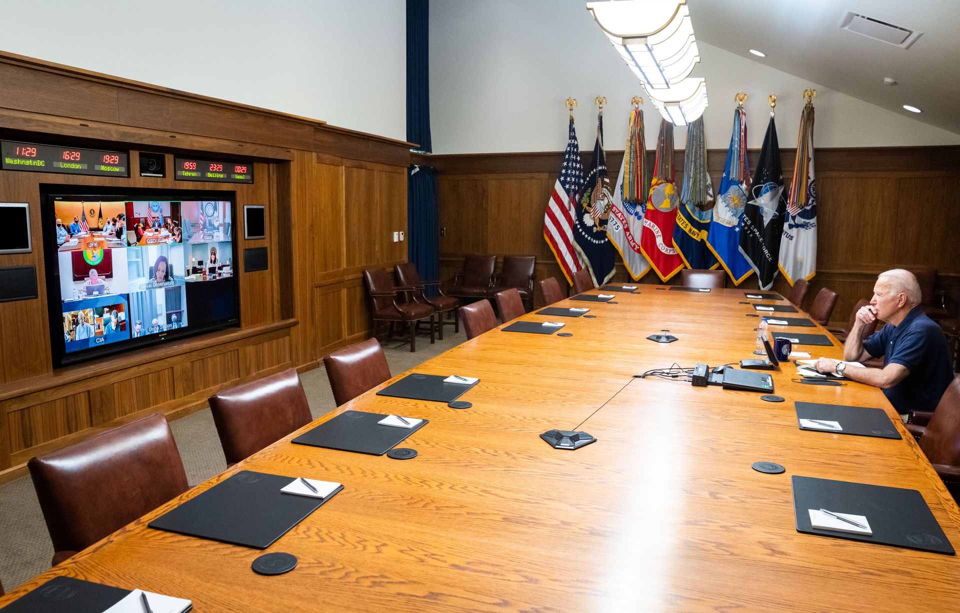 This morning, the President and Vice President met with their national security team and senior officials to hear updates on the draw down of our civilian personnel in Afghanistan, evacuations of SIV applicants and other Afghan allies, and the ongoing security situation in Kabul. - Sputnik International, 1920, 07.09.2021