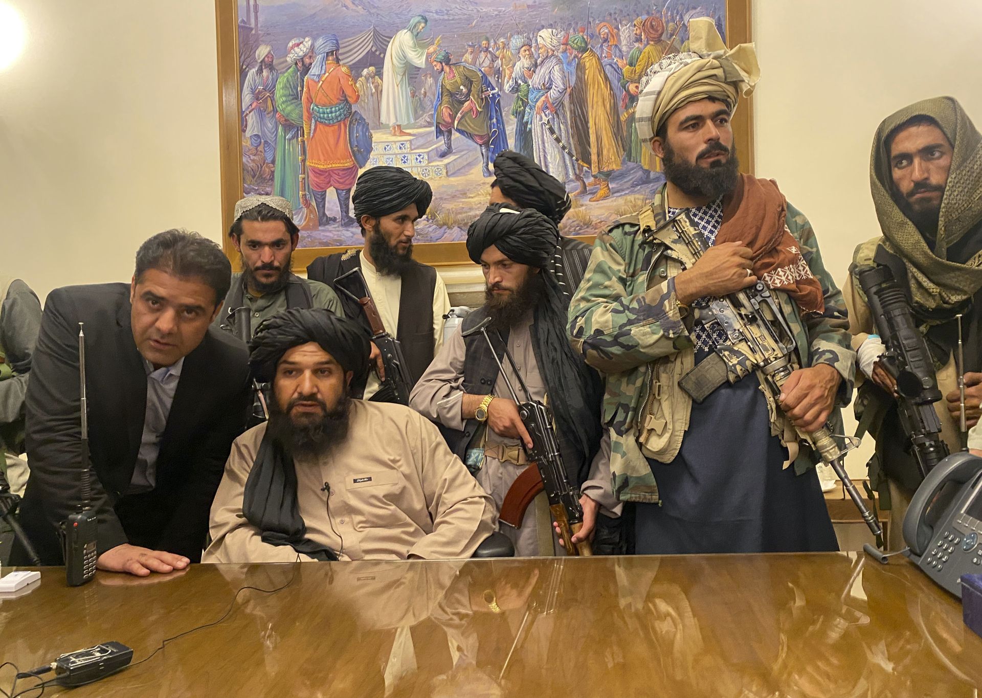 Taliban fighters take control of Afghan presidential palace after the Afghan President Ashraf Ghani fled the country, in Kabul, Afghanistan, Sunday, Aug. 15, 2021. - Sputnik International, 1920, 07.09.2021