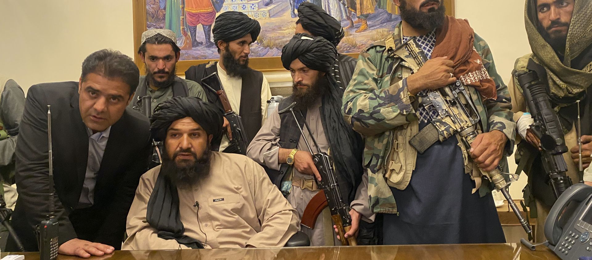 Taliban fighters take control of Afghan presidential palace after the Afghan President Ashraf Ghani fled the country, in Kabul, Afghanistan, Sunday, Aug. 15, 2021. Taliban fighters take control of Afghan presidential palace after the Afghan President Ashraf Ghani fled the country, in Kabul, Afghanistan, Sunday, Aug. 15, 2021. - Sputnik International, 1920, 17.08.2021