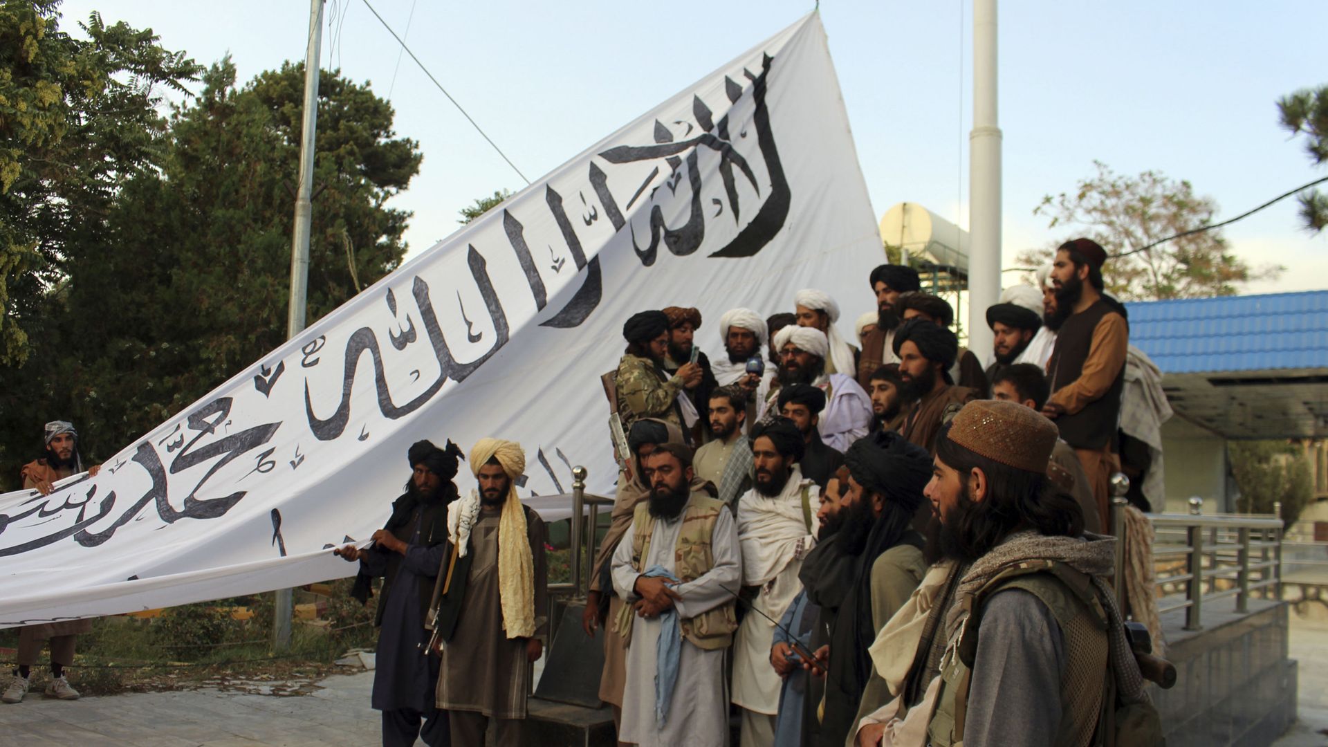 Taliban fighters poses for a photograph while raising their flag Taliban fighters raise their flag at the Ghazni provincial governor's house, in Ghazni, southeastern, Afghanistan, Sunday, Aug. 15, 2021. Taliban fighters poses for a photograph while raising their flag Taliban fighters raise their flag at the Ghazni provincial governor's house, in Ghazni, southeastern, Afghanistan, Sunday, Aug. 15, 2021. - Sputnik International, 1920, 29.08.2021