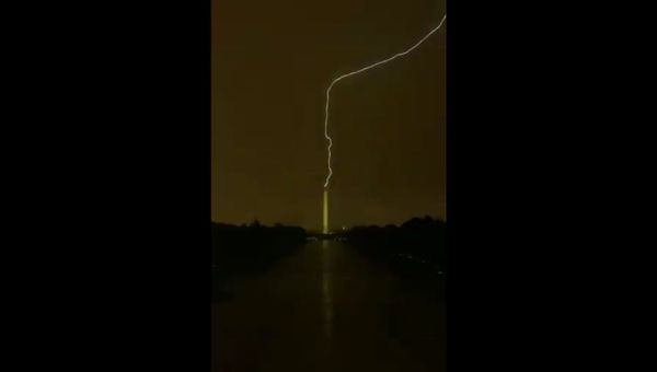 Live at the Lincoln Memorial. Lightning hits Washington monument. Absolutely incredible - Sputnik International