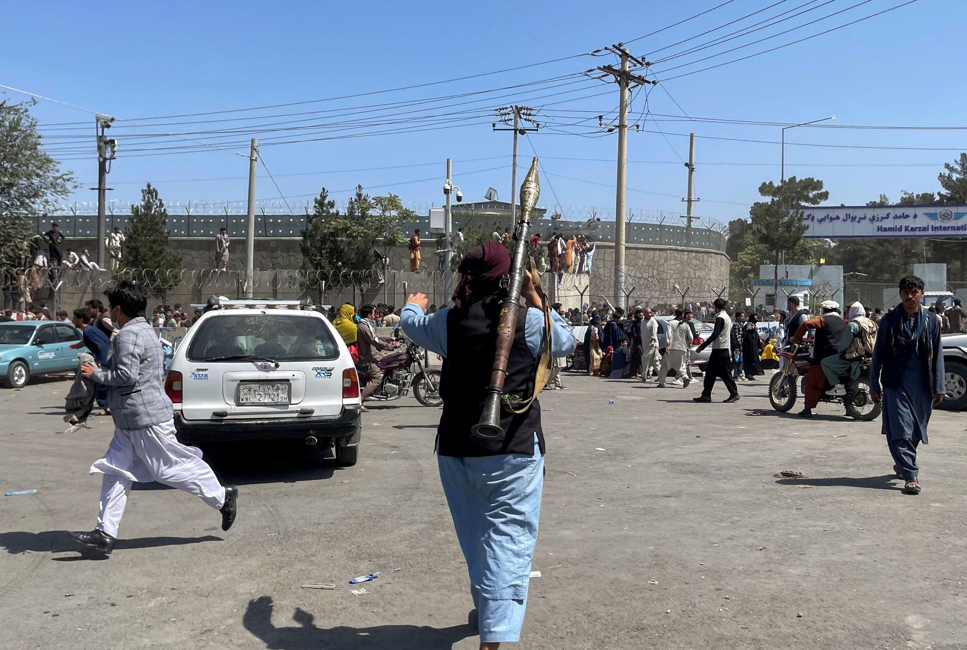 A member of Taliban forces inspects the area outside Hamid Karzai International Airport in Kabul, Afghanistan August 16, 2021 - Sputnik International, 1920, 07.09.2021