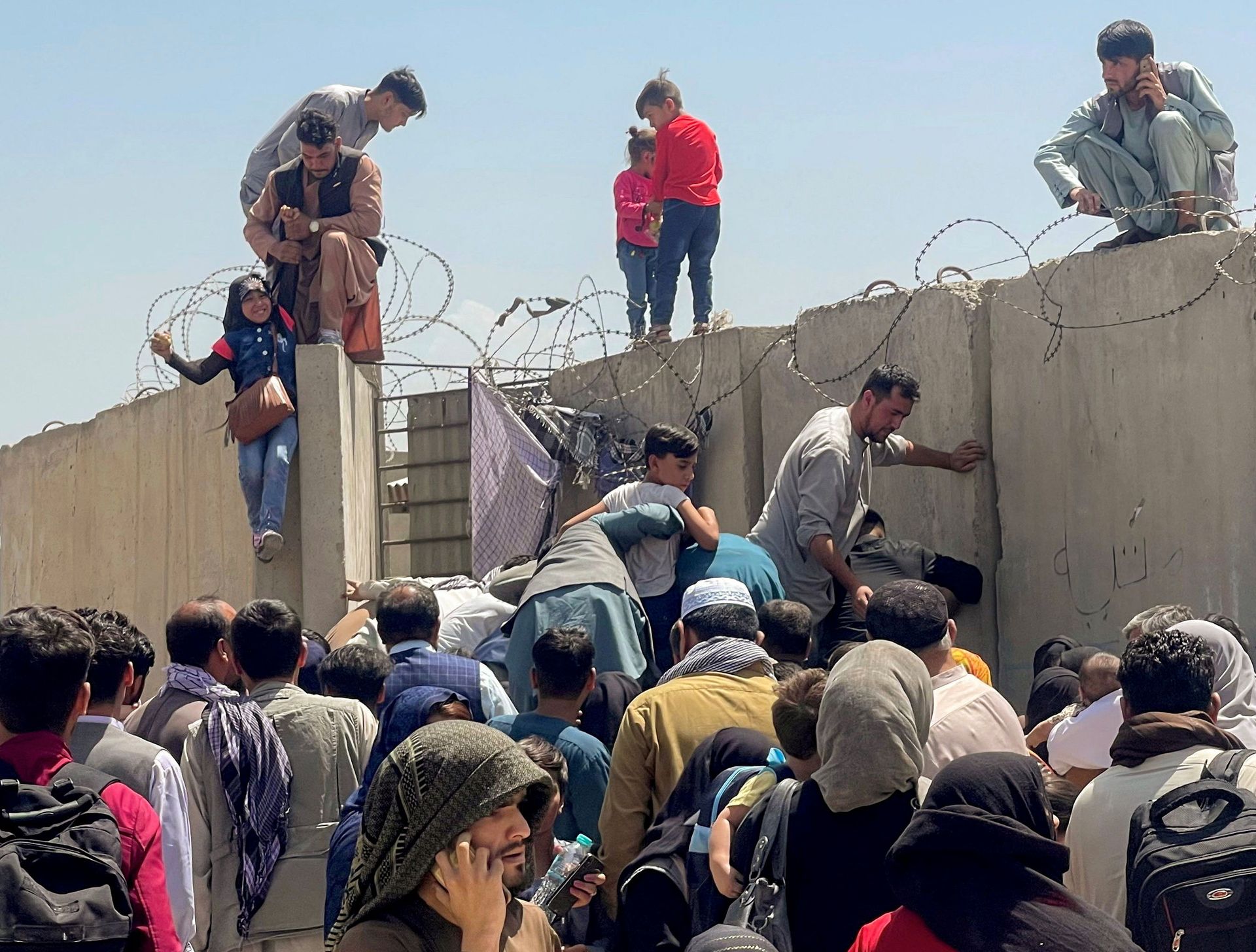 A man pulls a girl to get inside Hamid Karzai International Airport in Kabul, Afghanistan August 16, 2021 - Sputnik International, 1920, 07.09.2021