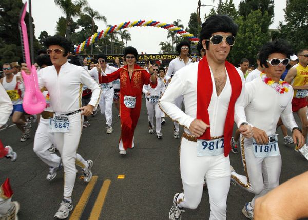 Runners dressed as Elvis Presley take off from the starting line of the 10th Rock 'N' Roll Marathon held in San Diego Sunday, 3 June 2007. Over 20,000 runners took part in the annual music-themed race. - Sputnik International