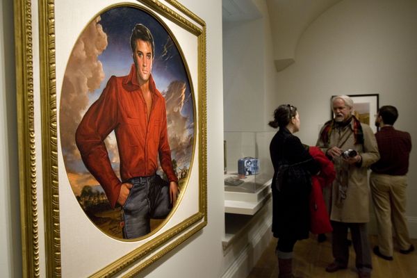 Members of the media talk by the painting Elvis Presley by Ralph Wolfe Cowan, part of the exhibit One Life: Echoes of Elvis at the National Portrait Gallery during a press preview in Washington, on Thursday, 7 January 2010. - Sputnik International