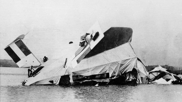 The R-38 airship is pictured after it crashed into the Humber River near Hull, 24 August 1921.  - Sputnik International