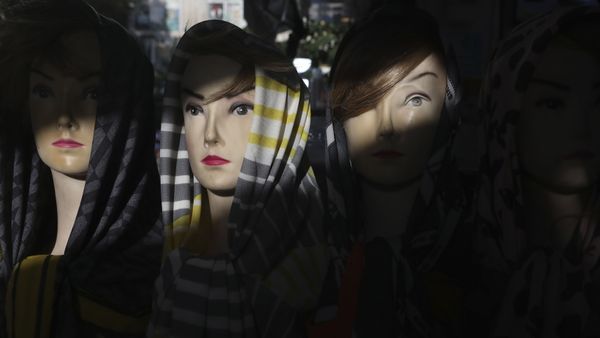 Mannequin heads dressed with head scarves at a shop in a commercial district in downtown Tehran, Iran, Saturday, July 17, 2021. - Sputnik International