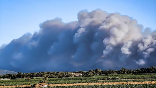 Photo of the massive wildfire in Var department of France posted on Twitter on August 16, 2021. - Sputnik International