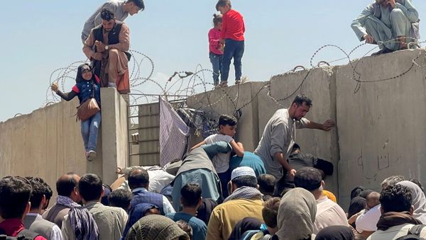 A man pulls a girl to get inside Hamid Karzai International Airport in Kabul, Afghanistan August 16, 2021. - Sputnik International