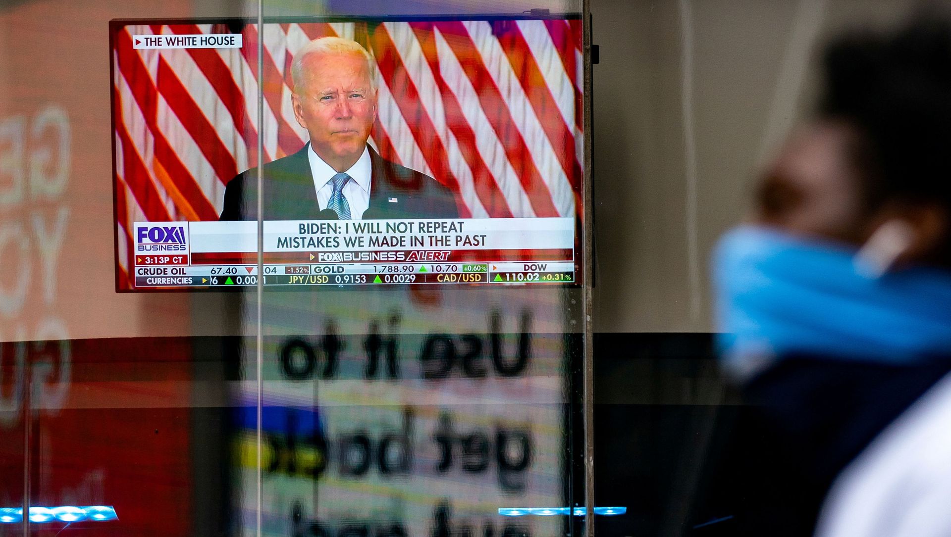 A screen displays U.S. President Joe Biden's remarks on the crisis in Afghanistan at the Nasdaq MarketSite in Times Square in New York City, U.S., August 16, 2021. A screen displays U.S. President Joe Biden's remarks on the crisis in Afghanistan at the Nasdaq MarketSite in Times Square in New York City, U.S., August 16, 2021. - Sputnik International, 1920, 19.08.2021